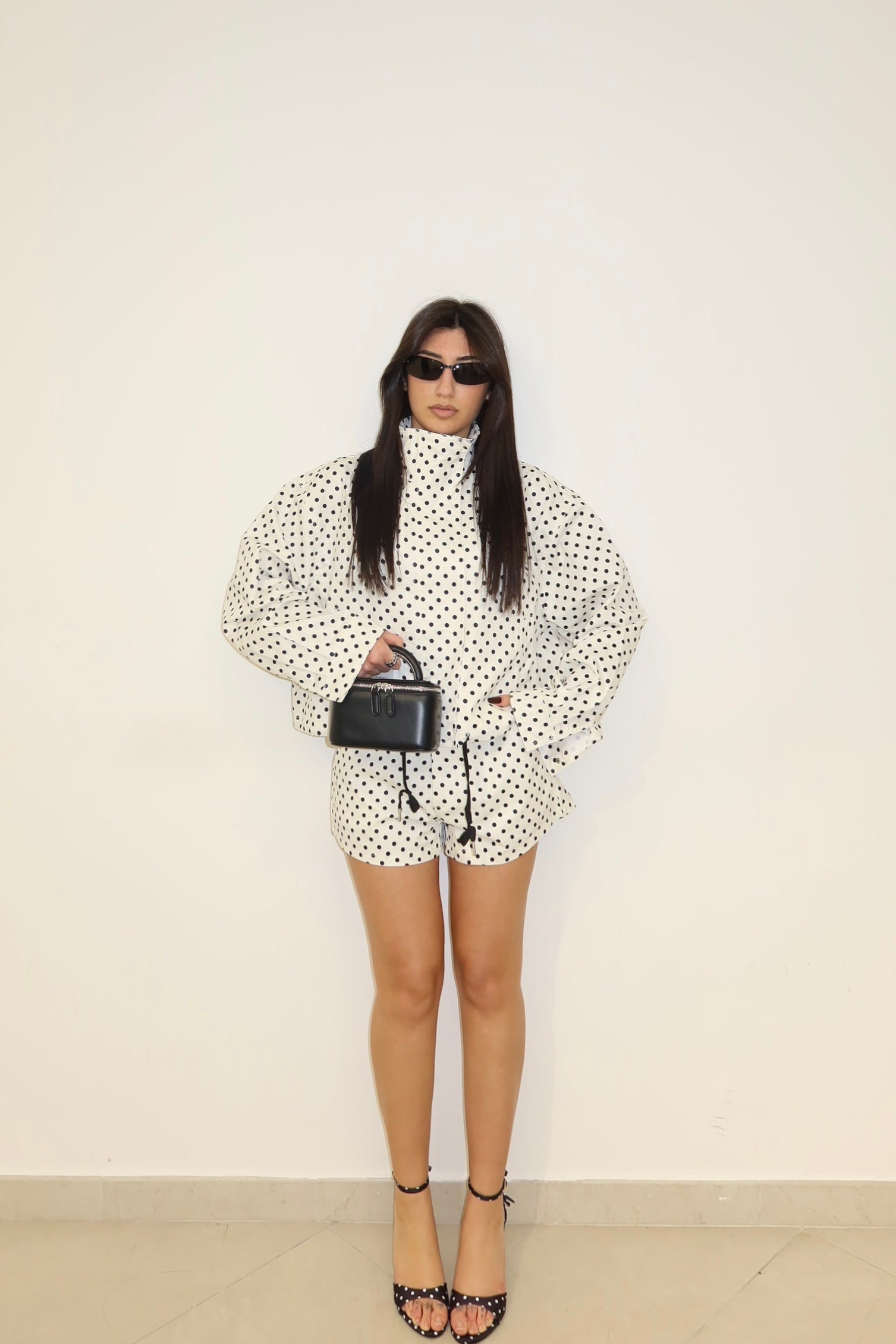 Completo a pois giubbino e short abbinati