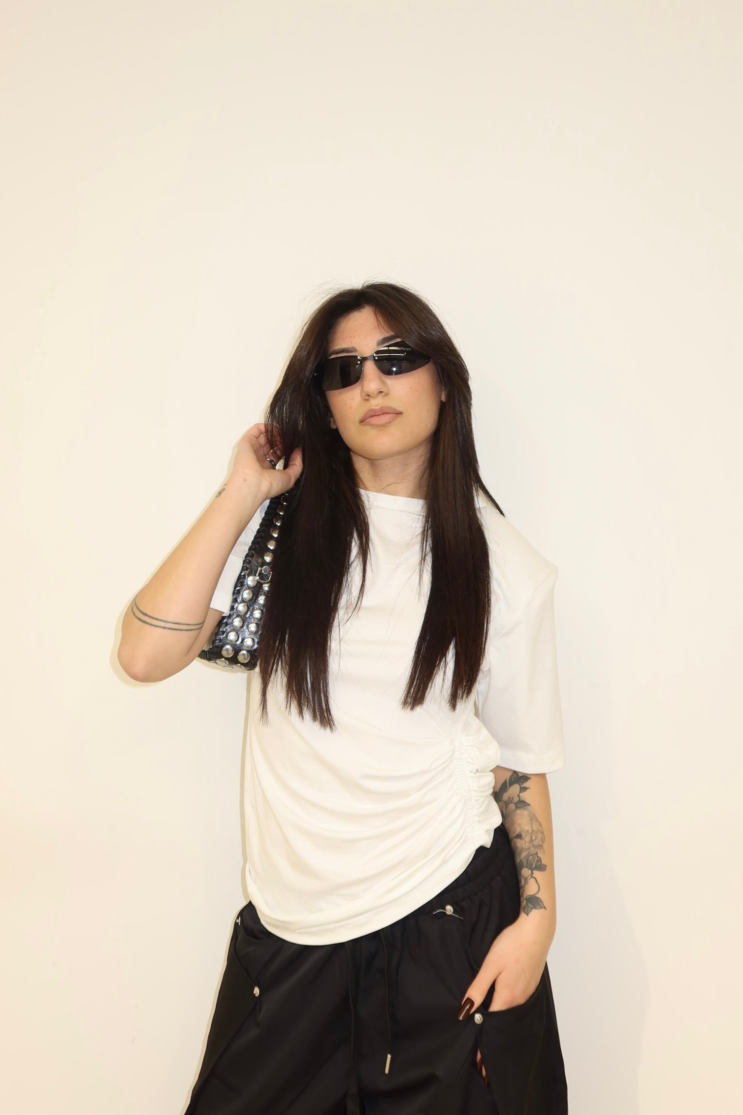 T-shirt bianca manica corta drappeggiata sul fianco