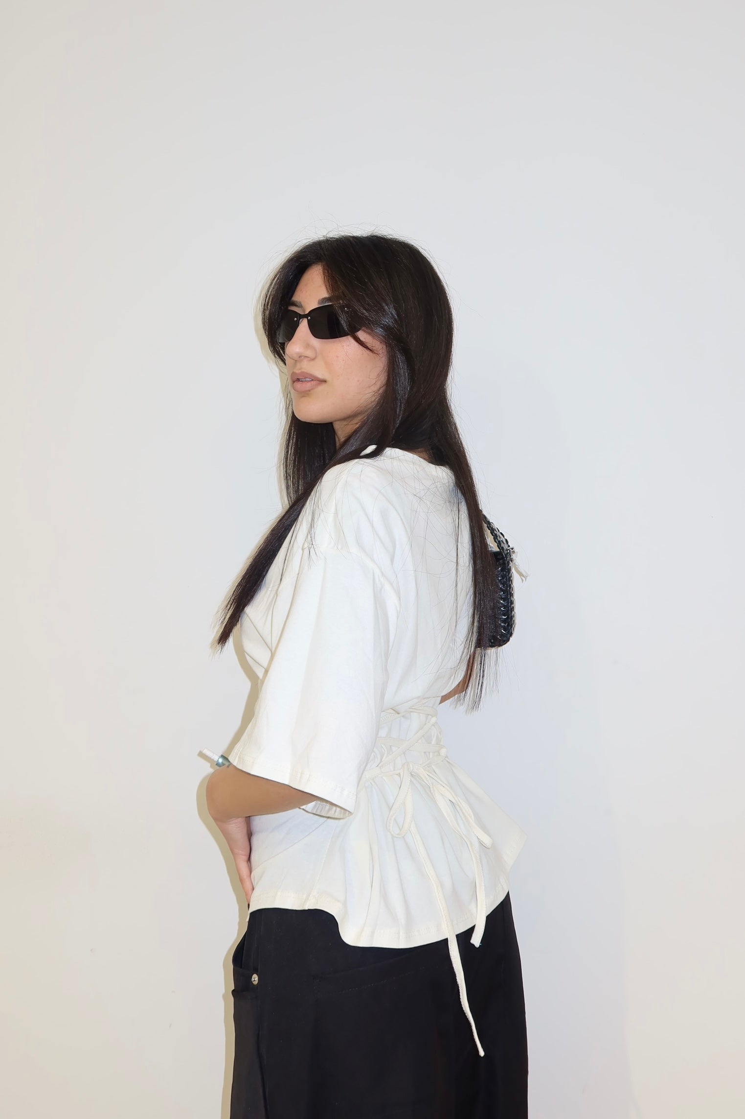 T-shirt in cotone con stringhe sul retro panna