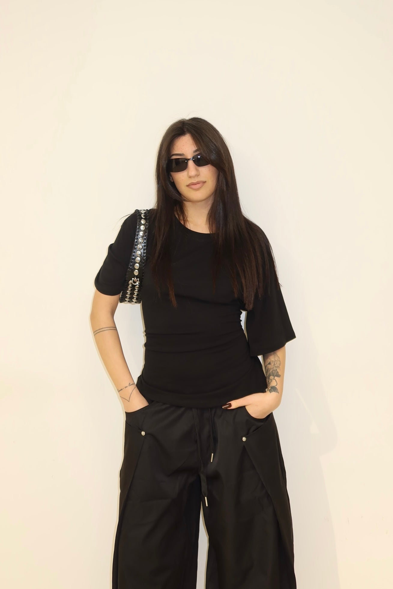 T-shirt in cotone con stringhe sul retro